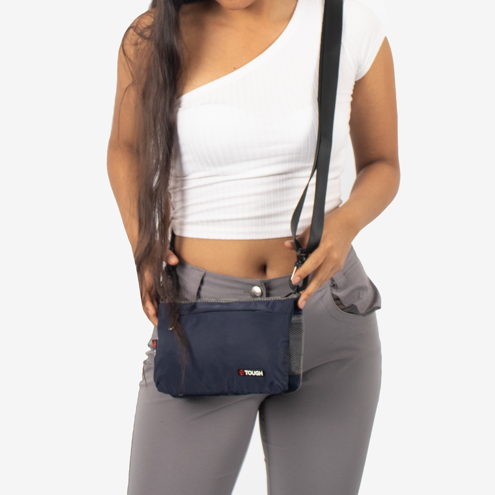 mujer posando con un morral tough