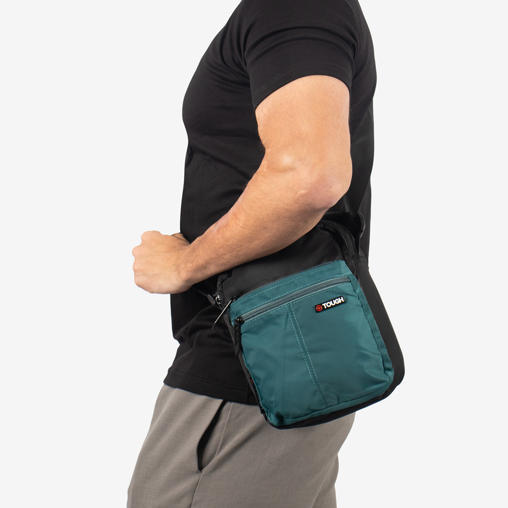 hombre usando morral tough